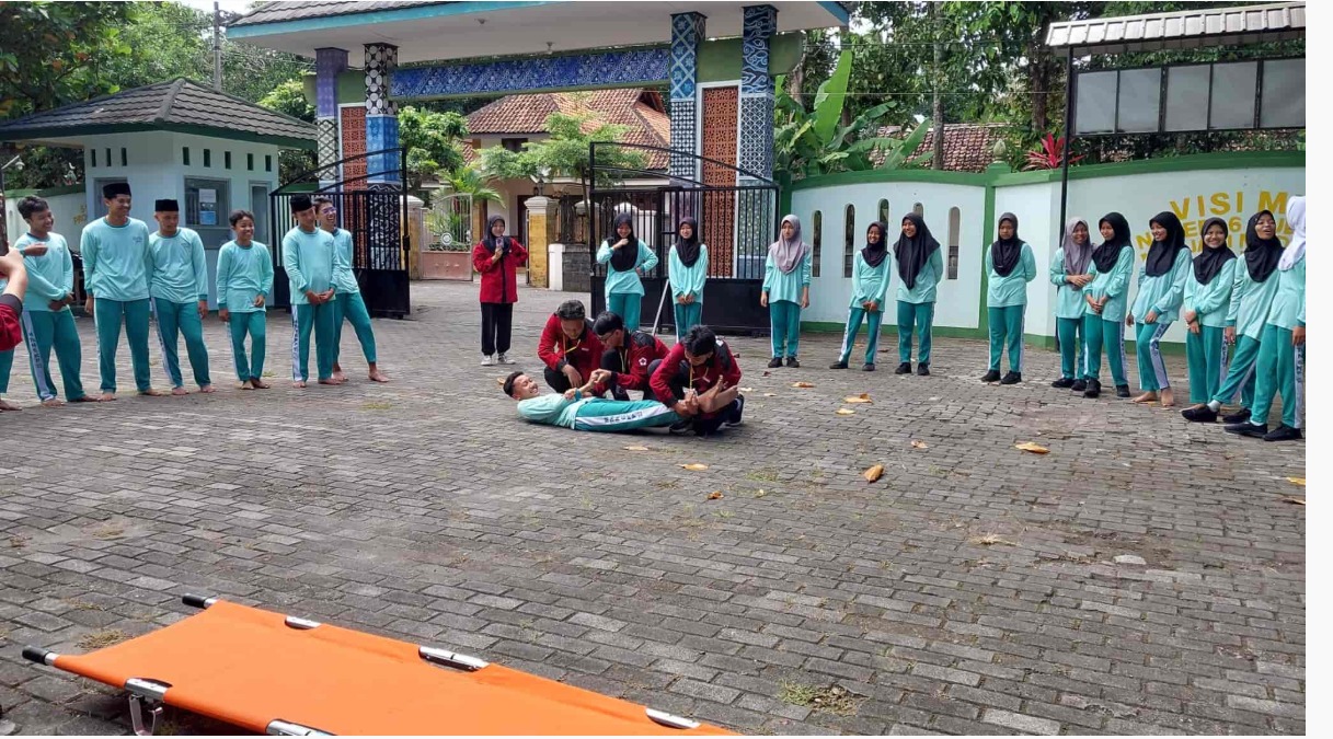 MTsN 6 Kulon Progo Terima Kunjungan dan Sharing Pengalaman Tim PMR MAN 2 Kulon Progo